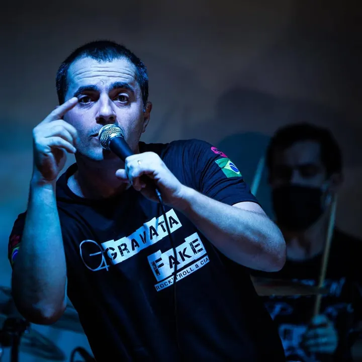 Gravata Fake – fale com a banda