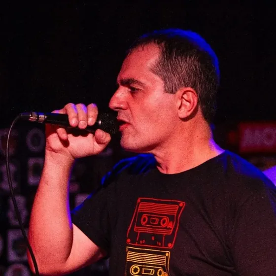 Du Penha, vocalista da Gravata Fake